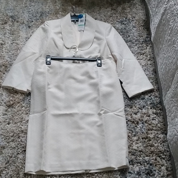 Skirt Suit - Picture 4 of 8